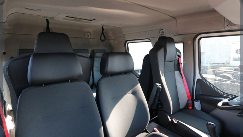 Découvrez une cabine allongée et aménagée sur un camion Renault Trucks