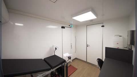 Centre médical mobile avec secrétariat et consultations dont prélèvements médicaux et gynécologiques