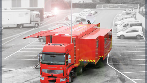 Forward command vehicle to facilitate coordination and execution of operations