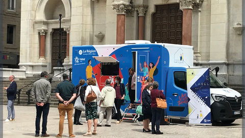 Travelling office to answer to families'questions