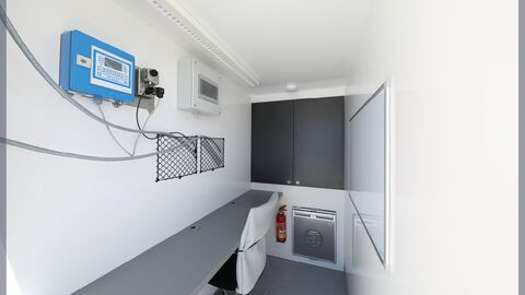 Berce de dépollution mobile ergonomique équipé d’un espace bureau
