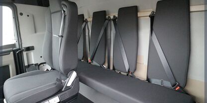 Une banquette 4 places avec dossiers individuels pour les élèves en formation
