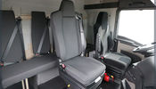 Un siège central pour le moniteur au sein d'un poids lourd auto-école