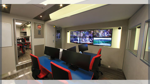 Mobile command post equipped with an autonomous energy meeting room
