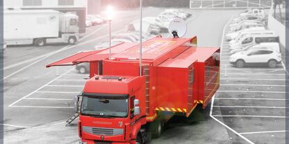 Poste de commandement équipé de nombreuses surfaces de travail