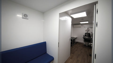 Mobile tele-consultation unit for ophthalmology