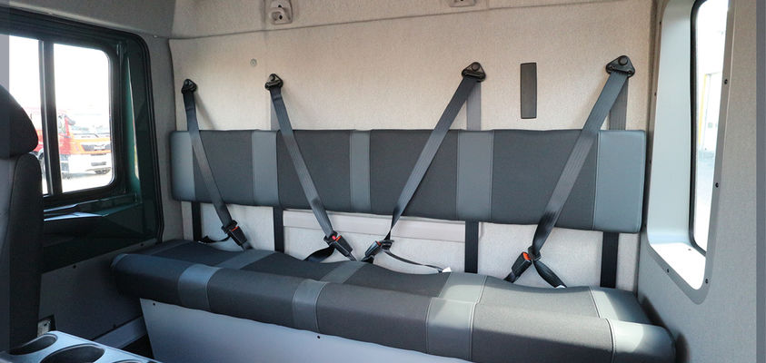 Une banquette 4 places avec dossier et assise bandeau