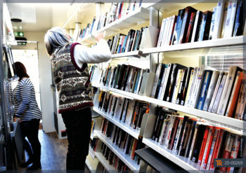 Un bibliobus complet avec un large choix de livres,, BD, CD, DVD, ...