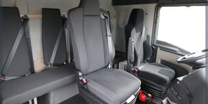 Un siège central pour le moniteur au sein d'un poids lourd auto-école