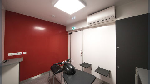 Salle de formation avec un simulateur de conduite deux roues
