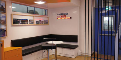 Espace recrutement à l'intérieur du car podium de la Marine Nationale