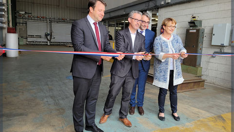 Découpe du ruban officiel pour débuter l'inauguration des nouveaux locaux d'Euro-Shelter