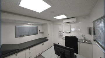 Cabinet médical mobile avec bureau et divan d'examen