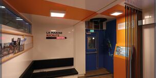 Intérieur de l'unité mobile de promotion de la Marine Nationale