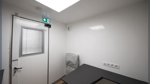 Centre médical mobile avec secrétariat et consultations dont prélèvements médicaux et gynécologiques