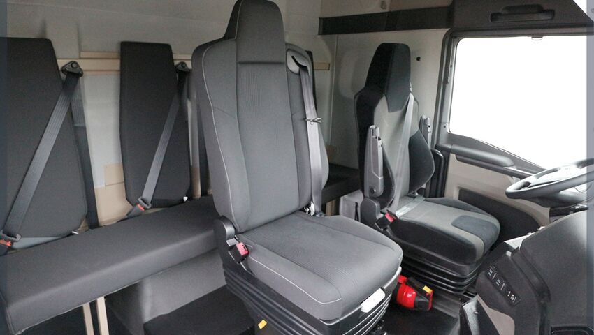 Un siège central pour le moniteur au sein d'un poids lourd auto-école