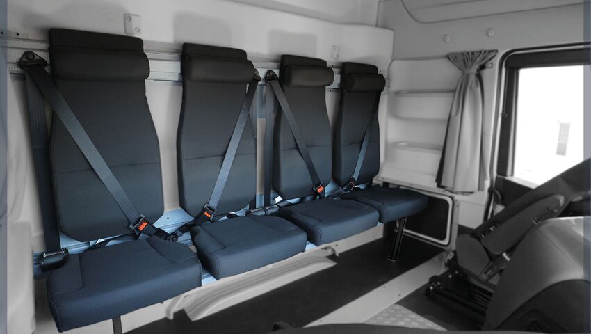 4 sièges confortables avec assises et dossiers individuels