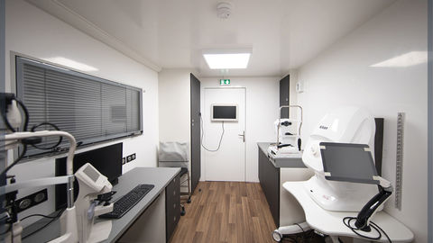 Truck equipped with a space for ophthalmological consultation