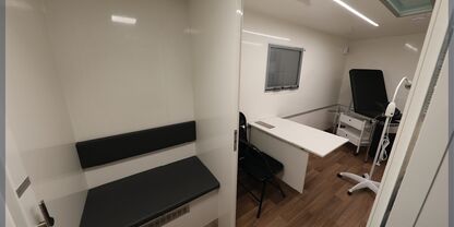 Cabinet médical mobile doté d'un espace d'attente pour les patients