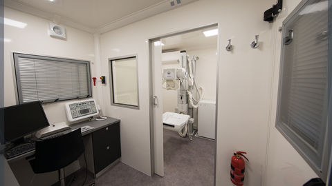 Unité de radiologie mobile accueillant les patients