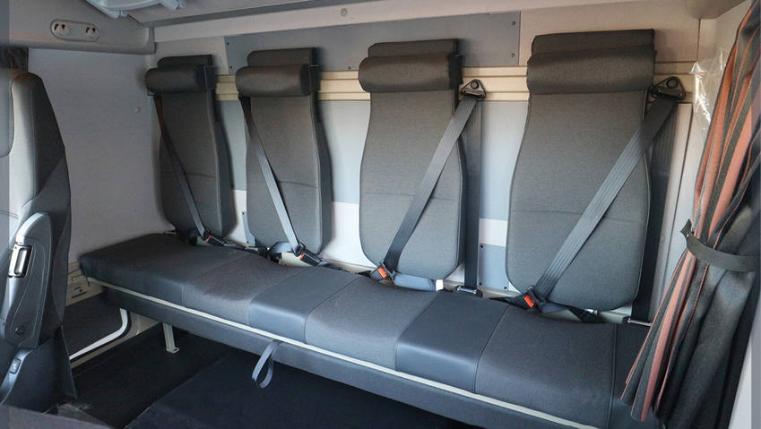Une banquette 4 places et des dossiers individuels tout confort