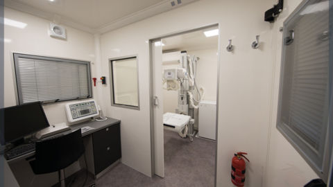 Room protected against ionizing rays to read medical images
