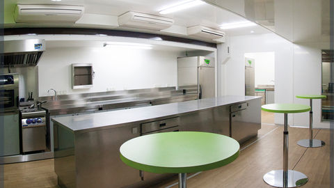 Travelling restaurant with top-of-the-range equipment