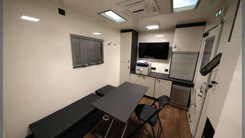 Mobile collaborative office to welcome and exchange with families