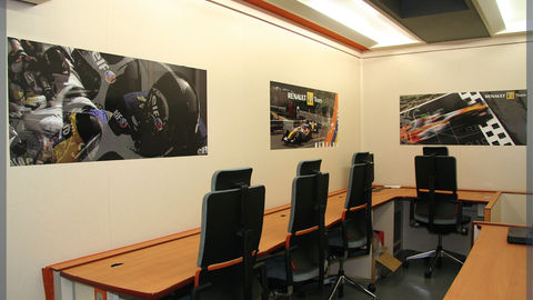 Mobile competition desk with comfort and ergonomics