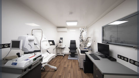 Mobile ergonomic and comfortable ophthalmology practice