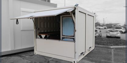 Un atelier mobile doté d'un auvent pour protéger des intempéries