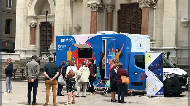 Travelling office to answer to families'questions