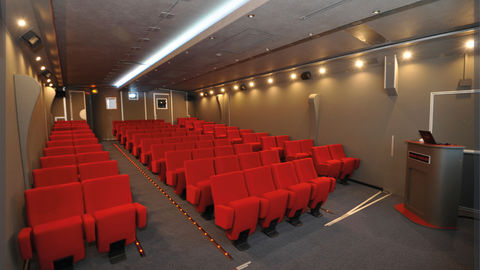 Mobile cinema welcoming spectators as in a traditional movie theater
