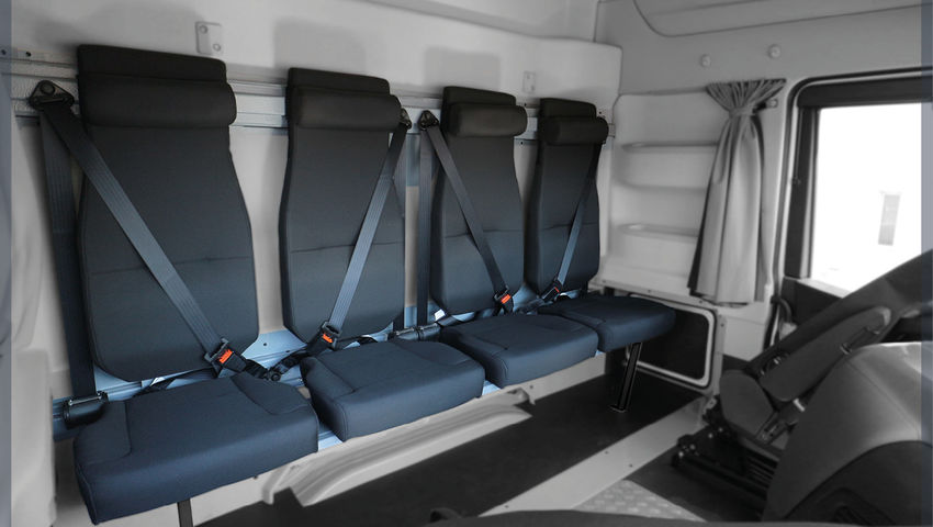 4 sièges confortables avec assises et dossiers individuels