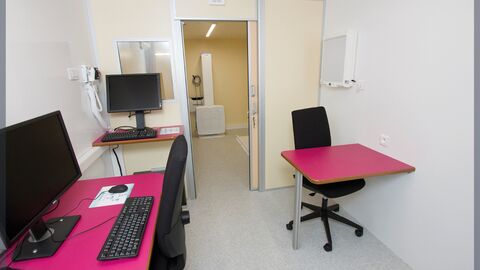 Environnement permettant de se déplacer librement autour du matériel de radiologie