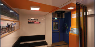 Intérieur de l'unité mobile de promotion de la Marine Nationale