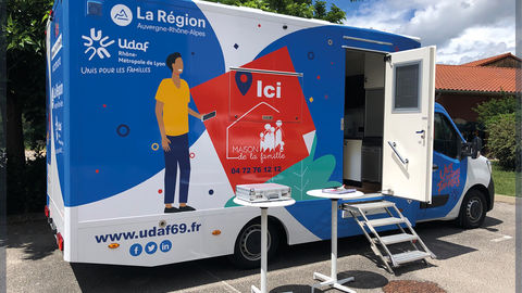 Mobile office to go and meet the inhabitants