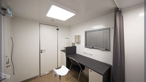 Centre médical mobile avec secrétariat et consultations dont prélèvements médicaux et gynécologiques