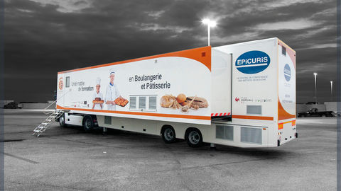 Travelling restaurant truck to meet the needs of professionals