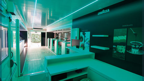 Camion showroom pouvant accueillir un grand nombre de clients