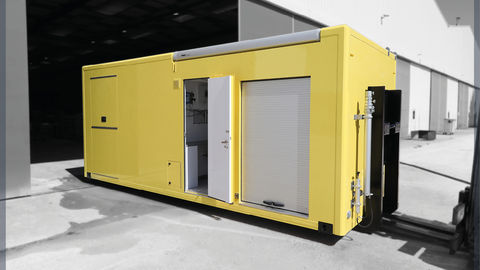 Mobile container with autonomous energy and lighting