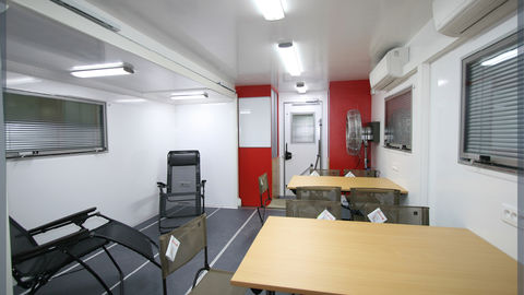 Communication and rest area integrated with the mobile command post