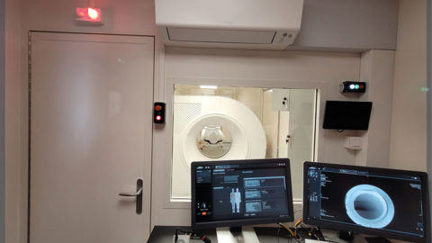 Scanner analysis room with view on the patient and their results
