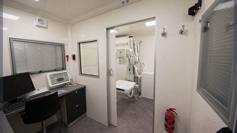 Unité de radiologie mobile accueillant les patients