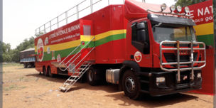 Camion podium Lonab sillonnant les routes du Burkina Faso