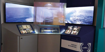 Espace forces de surface à l'intérieur du véhicule promotionnel de la Marine Nationale