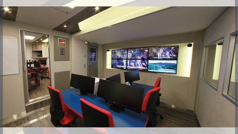 Poste de commandement mobile doté d’une salle de réunion autonome en énergie