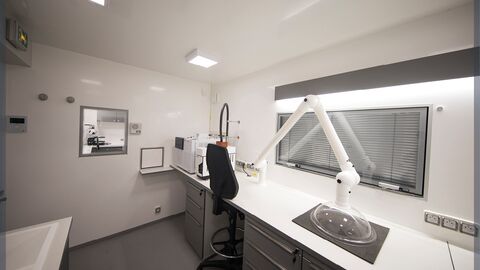 Laboratoire mobile venant en soutien aux laboratoires fixes de recherche