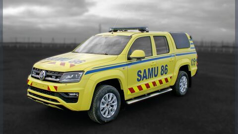 SMUR doté de matériel médical et de réanimation pour la prise en charge du patient