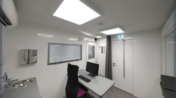 Cabinet médical mobile avec bureau et divan d'examen